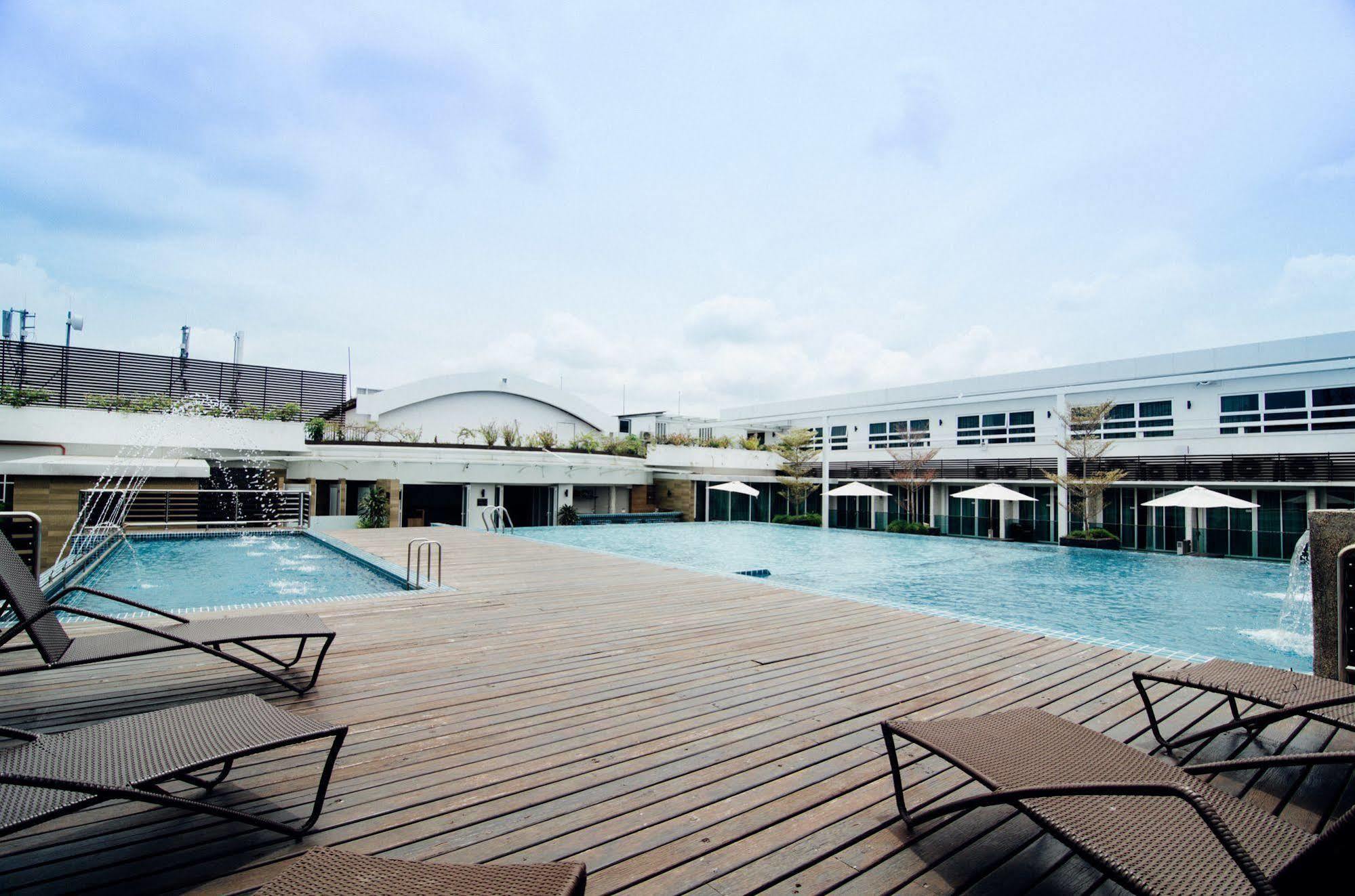 Hotel Sfera Lumut Exterior photo