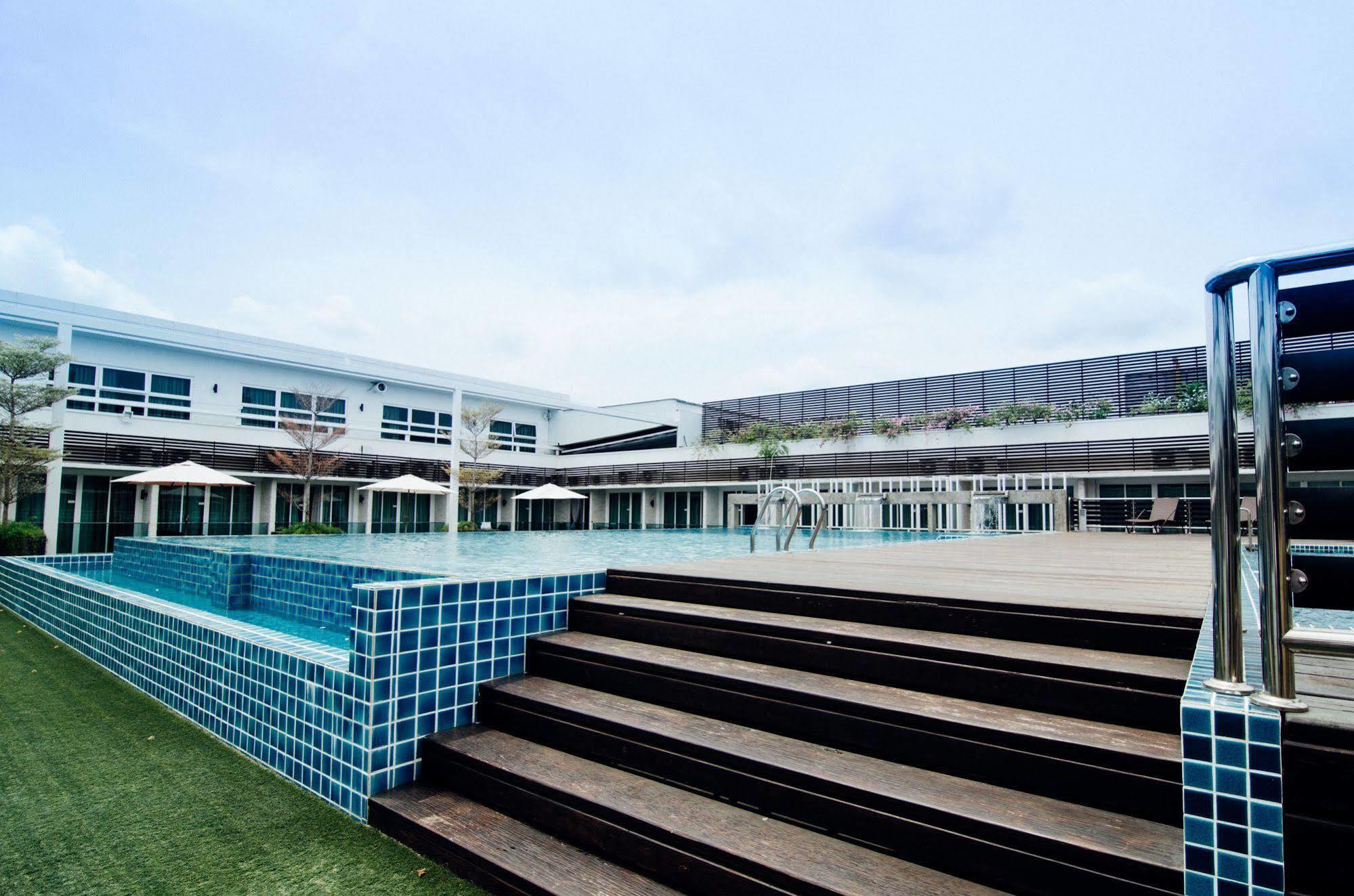 Hotel Sfera Lumut Exterior photo