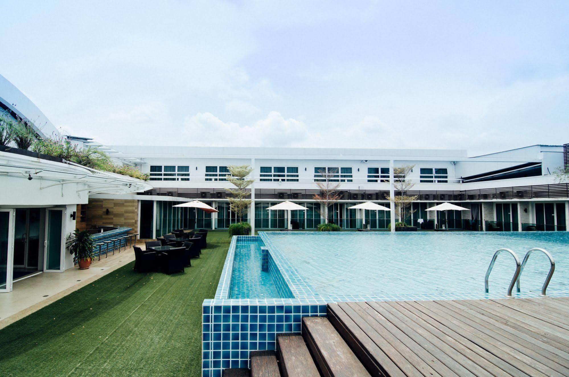 Hotel Sfera Lumut Exterior photo